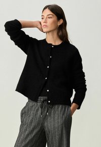 Next REGULAR FIT  czarny