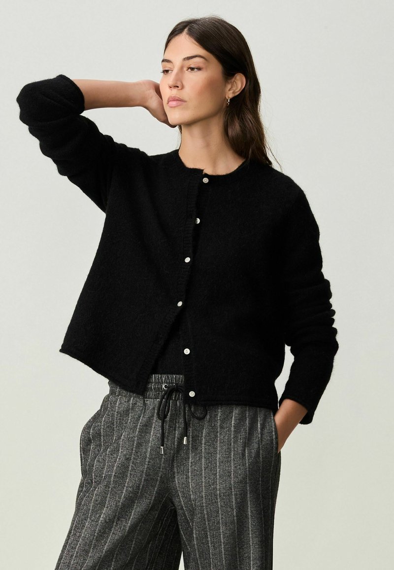 Next REGULAR FIT  czarny