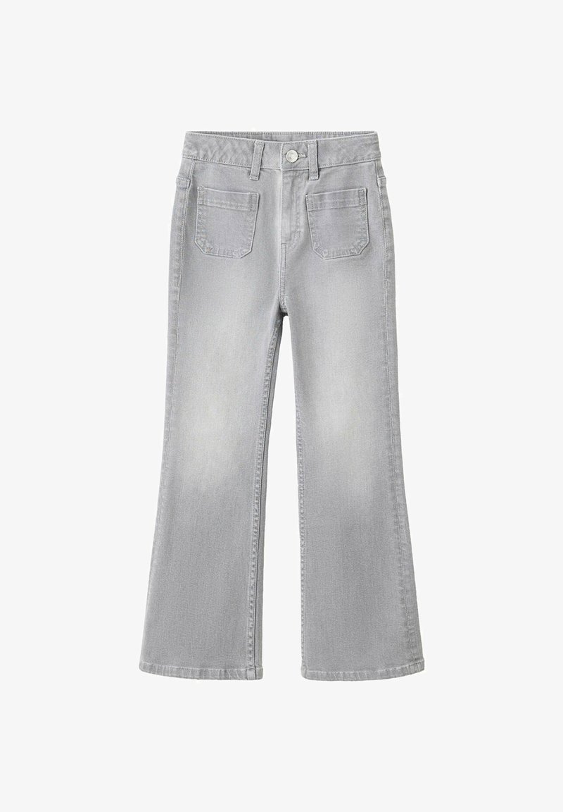 Jean en denim gris clair avec jambes larges, bouton sur le devant, passants de ceinture et deux poches plaquées à l'avant.