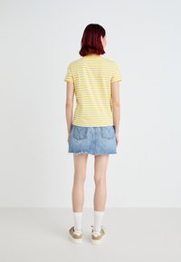 Levi's® T-shirt imprimé - sandy/script yellow