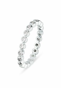 Anello in tono argento con pietre chiare rotonde incastonate in un motivo a perline, con una superficie liscia e riflettente e un design a bordo stondato.