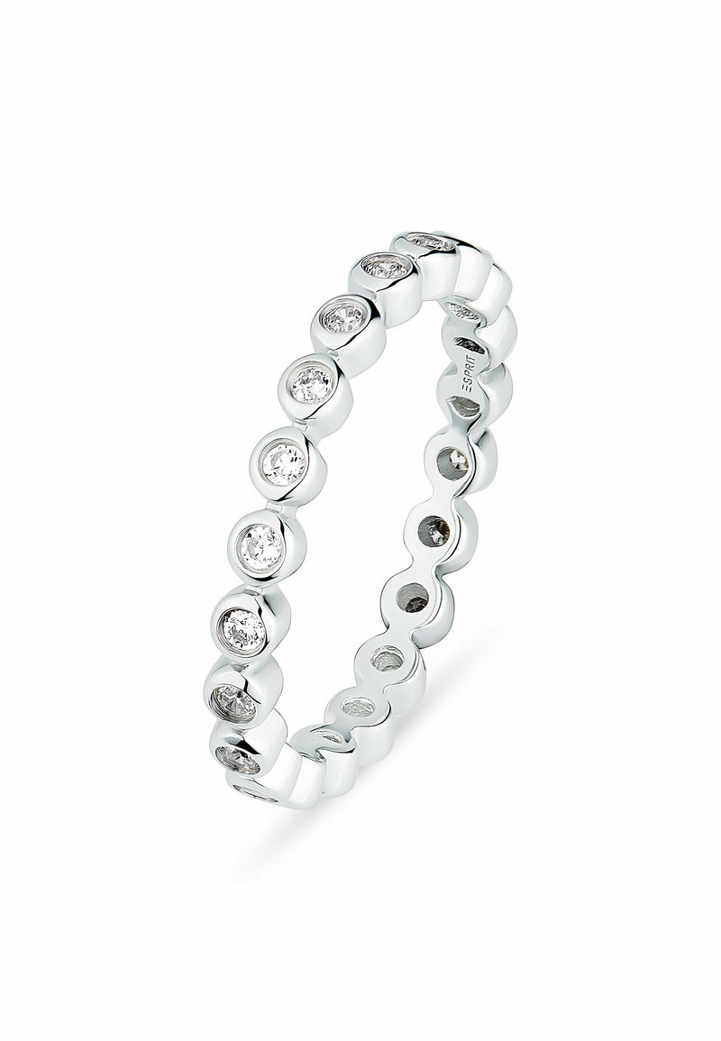 Anello in tono argento con pietre chiare rotonde incastonate in un motivo a perline, con una superficie liscia e riflettente e un design a bordo stondato.