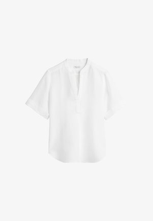 Blouse blanche à manches courtes en tissu léger, avec un col rond et une patte de boutonnage à l'avant. Texture simple et lisse sans motifs visibles.