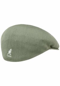 Cappello Kangol in verde oliva, realizzato in tessuto testurizzato con una forma arrotondata. Presenta un piccolo logo ricamato sul lato.