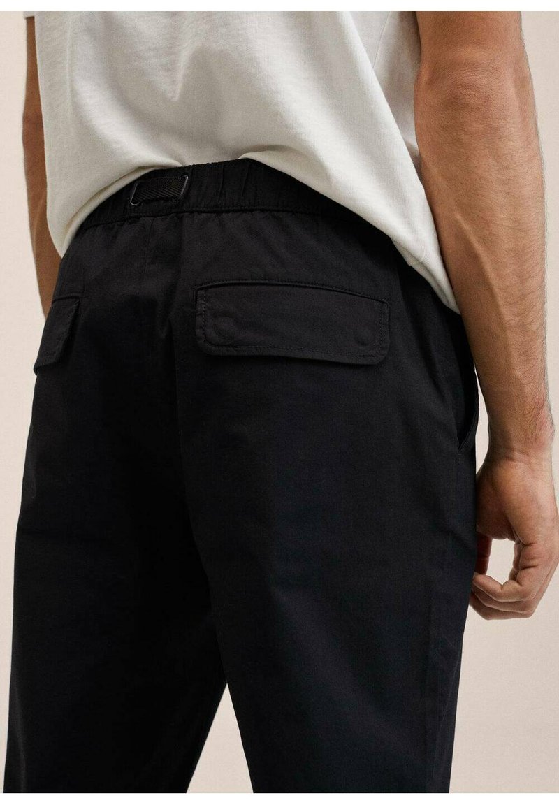 Herren Chinos | Mango ALMENDRO Stoffhose schwarz - RM37789 Herren Chinos | Mango ALMENDRO Stoffhose schwarz - RM37789