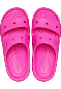 Infradito in plastica rosa con due fasce larghe, fori di ventilazione, soletta testurizzata e nome del marchio impresso sulla soletta.