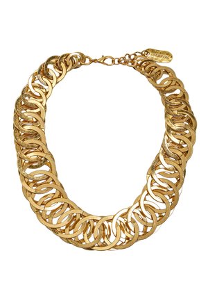 Gruby złoty łańcuch z płaskimi owalnymi ogniwami połączonymi ze sobą oraz zapięciem w kształcie karabińczyka, z małą oznaczoną marką metką przy zapięciu.