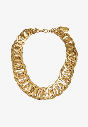 Gruby złoty łańcuch z płaskimi owalnymi ogniwami połączonymi ze sobą oraz zapięciem w kształcie karabińczyka, z małą oznaczoną marką metką przy zapięciu.