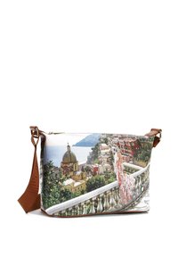 Borsa in tela con un design panoramico di un villaggio costiero. Manico e rifiniture in cuoio marrone, chiusura a zip e dettagli stampati.