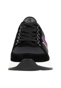Schwarze Sneaker mit lila Akzenten, Obermaterial aus Wildleder und glattem Textil, flache Schnürsenkel und eine strukturierte Gummisohle. Kreuzstichnaht in der Nähe der Zehen.
