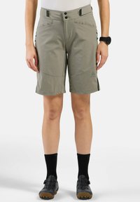 Lichtgewicht, olijfgroene shorts met een gladde textuur, twee voorzakken en een verstelbare tailleband. Voorzien van een logo op het linkerpoot.