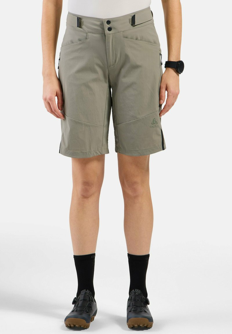 Lichtgewicht, olijfgroene shorts met een gladde textuur, twee voorzakken en een verstelbare tailleband. Voorzien van een logo op het linkerpoot.