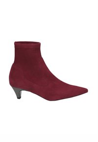 Burgunderfarbene Wildleder-Stiefeletten mit spitzer Zehenpartie, sockenähnlichem Design und schmalem, schwarzem Absatz. Glatte Textur und minimalistischer Stil.