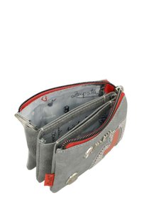 Graue Wildleder-Geldbörse mit roten Akzenten, mehreren Fächern, silberner Hardware und einem dekorativen, gestickten Herz-Muster im Inneren.