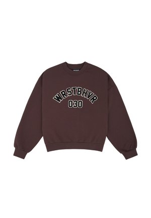 Braunes Sweatshirt mit Rundhalsausschnitt, auf der Vorderseite mit "WRSTBHVR" und "030" in Schwarz und Weiß bedruckt, mit langen Ärmeln und gerippten Bündchen.