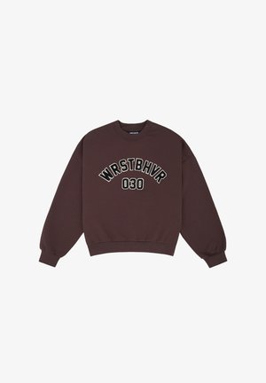 Braunes Sweatshirt mit Rundhalsausschnitt, auf der Vorderseite mit "WRSTBHVR" und "030" in Schwarz und Weiß bedruckt, mit langen Ärmeln und gerippten Bündchen.