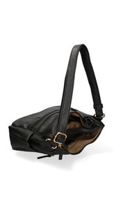 Borsa a mano in pelle nera con finitura testurizzata, tracolla regolabile, hardware dorato e un ampio interno con una fodera beige a contrasto.