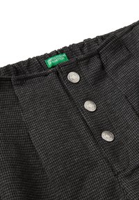 Pantaloni in tessuto grigio scuro con texture, vita elasticizzata, tre bottoni a pressione metallici e etichetta verde United Colors of Benetton.