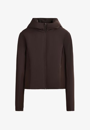 Ruskea vetoketjullinen takki hupulla, jossa on sileä pinta, pitkät hihat ja sivutaskut; suunniteltu istuvaksi.