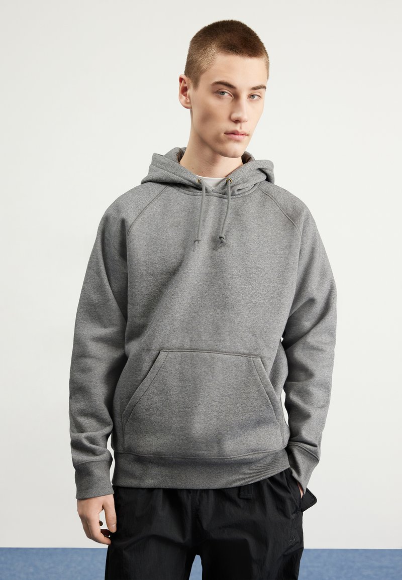 Carhartt WIP HOODED CHASE - Jersey con capucha - dark grey heather/gold