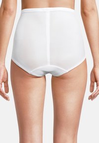 Sous-vêtements blancs taille haute en tissu lisse, avec un design sans couture et des bords festonnés, montrés de l'arrière.