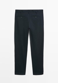Donkerblauwe broek met een gladde textuur, voorzien van een rechte pijpdesign, twee achterzakken met knopen en een tailleband met riemlussen.