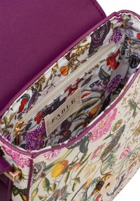 Borsa a tracolla in ecopelle viola con fodera a fantasia floreale, dotata di una cerniera dorata e di un'etichetta con la scritta "FABLE". L'esterno presenta dei disegni floreali.
