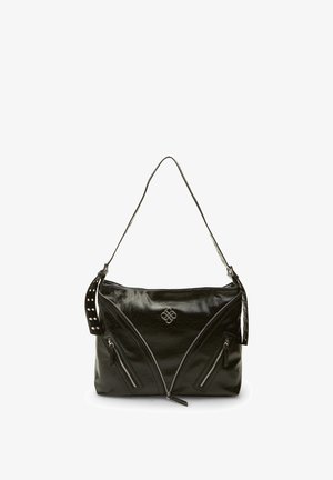 Musta nahkainen käsilaukku, kiiltävällä pinnalla, jossa on viistot vetoketjut, keskellä logo ja niiteillä koristeltu hihna korostusta varten.