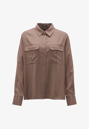 Camicia di raso marrone con maniche lunghe, colletto, due tasche sul petto e chiusura con bottoni. Presenta una texture liscia e una vestibilità rilassata.