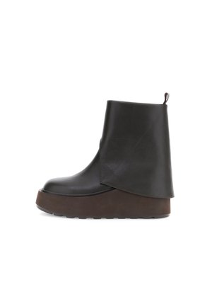 Stivaletti alla caviglia in pelle nera con un design unico a strati, dotati di una robusta suola piattaforma marrone e di un pratico inserto sul retro.