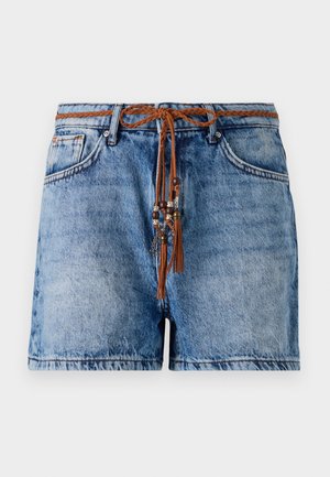 Jeansowe szorty w jasnym niebieskim kolorze o luźnym kroju, z plecionym brązowym sznurkiem dekoracyjnym z koralikami i frędzlami.