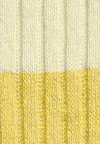 Rippstrickstoff mit abwechselnd hellgelben und blassgelben Streifen. Hat eine weiche Textur und ein auffälliges V-Muster in der Webart.