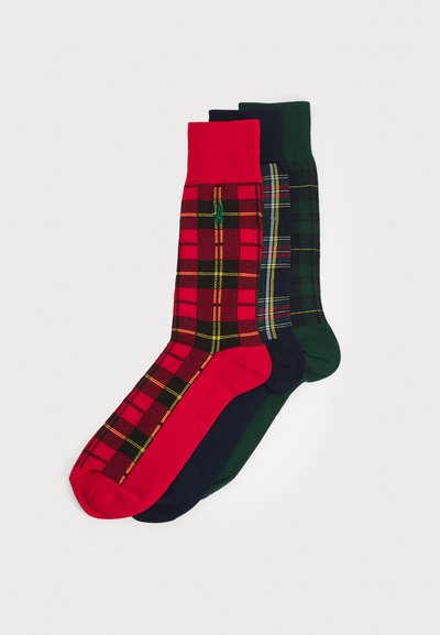 Sett med tre sokker: rød rutet med gule detaljer, mørkegrønn ensfarget og marineblå med tynn rutet mønster. Myk strikket stoff, midt-calf lengde.