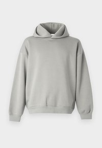 Grå hættetrøje lavet af blødt stof med en stor hætte, afslappet pasform, ribstrikkede ærmekanter og kant forneden. Ingen synlige mønstre eller hardware-detaljer.