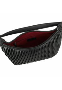 Bolso de mano de piel negra con diseño texturizado en ondas, cierre de cremallera y forro interior de color rojo profundo. Incluye una correa plana para el hombro.