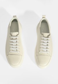 Weiße Leder-Sneaker mit glattem Finish, runder Zehenpartie und Schnürverschluss. Verfügt über ein strukturiertes Panel und einen verstärkten Fersenbereich.