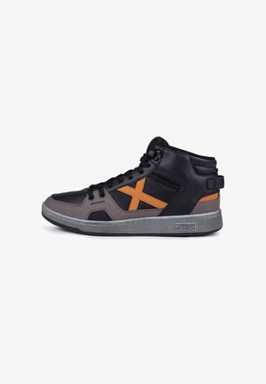 Mid-Top Sneaker aus schwarzem Leder und grauem Wildleder mit einem orangefarbenen X-Design. Die strukturierte Sohle und die schwarzen Schnürsenkel runden den Look ab.
