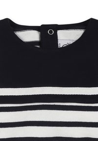 Robe bleu marine avec des rayures blanches horizontales, présentant un col rond et une fermeture à pression au dos, fabriquée en tissu doux et texturé.