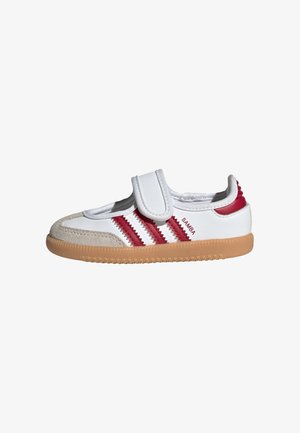 Scarpetta da bambino bianca e rossa con cinturino in velcro, suola in gomma, punta in camoscio e testo "SAMBA" sul dettaglio della striscia laterale.