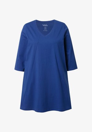 Blå bomulds tunika med V-hals og trekvartærmer. Har en let A-formet silhuet og diagonale sømdetaljer på forsiden.