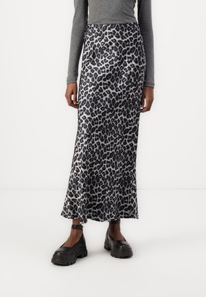 Leopardprint maxi-nederdel lavet af et glat, elastisk stof med nuancer af grå og sort, kombineret med chunky sorte plateau-sko.