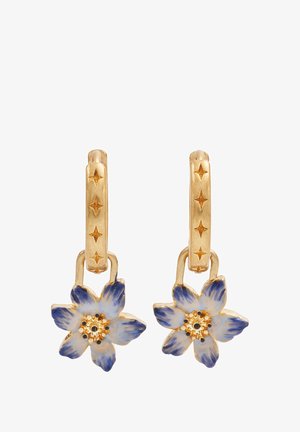 Gouden oorringen met een sterpatroon band, voorzien van blauwe en witte bloemenaccenten met een centrale decoratieve schikking.