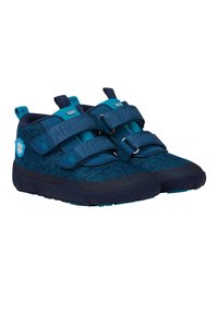 Scarpe per bambini blu in maglia con doppie strap in velcro, tomaia testurizzata, suola in gomma e collo imbottito per comfort e supporto.