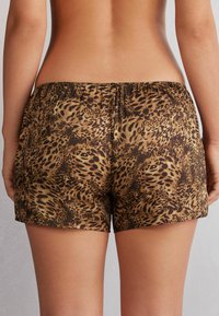 Bruine en zwarte luipaardprint shorts met een elastische tailleband, gemaakt van een lichtgewicht, gladde stof, met een losse pasvorm en rechte snit.