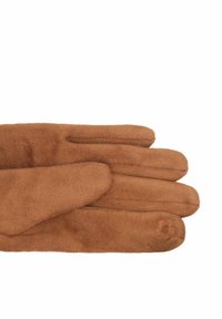 Guanti in suede marrone con un dettaglio floreale cucito sul dito mignolo, appoggiati piatti su uno sfondo bianco.