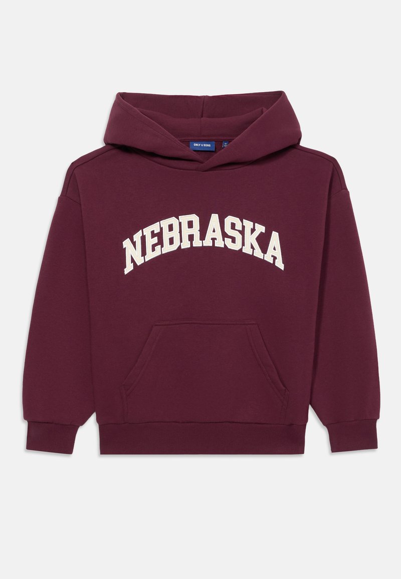 Burgundská mikina s kapucňou a prednou kapsou s bielym textom "NEBRASKA" v zakrivenom dizajne. Materiál z bavlnenej zmesi, jemná textúra.