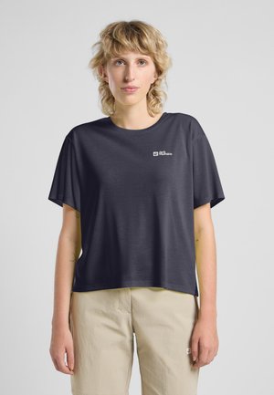 Donkergrijze korte mouwen t-shirt met een losse pasvorm, ronde halslijn en een klein wit logo op de borst. Gladde textuur, casual ontwerp.