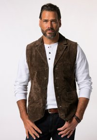 Braune Wildlederweste mit abgesetztem Kragen, Frontknöpfen und zwei seitlichen Taschen, getragen über einem weißen Langarm-Henley-Shirt.