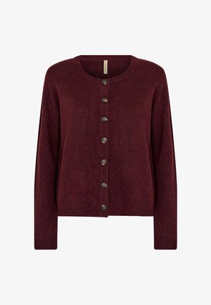 Burgundy cardigan, joka on valmistettu pehmeästä materiaalista. Siinä on pyöreä pääntie, pitkät hihat ja napitettu etuosa, jossa on kontrastina ruskeita nappeja.