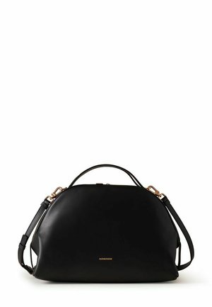 Sac à main en cuir noir avec ferrures dorées, bandoulière amovible, poignée supérieure et petit logo de la marque au centre devant.